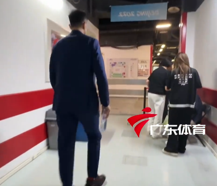 云开体育网址-广东回更衣室动态!杜锋落寞,崔永熙绑冰袋,王少杰哭红鼻子!